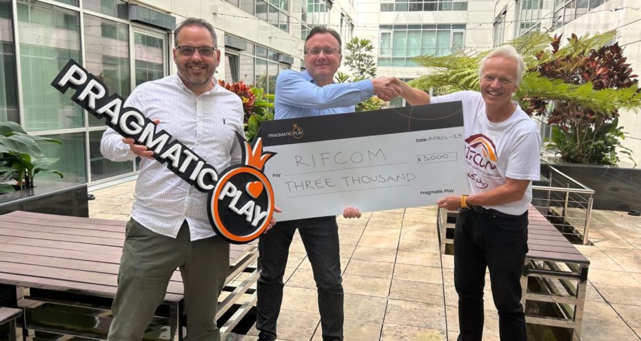 For the ALT text:   Julian Jarvis, CEO & Co-Founder of Pragmatic Play & Veridian (Gibraltar) Limited, pictured with Julian Camble, Co-Founder & Director at RifCom, to his right and John Gordon, Director of Corporate Affairs at ARRISE, to his left.  
